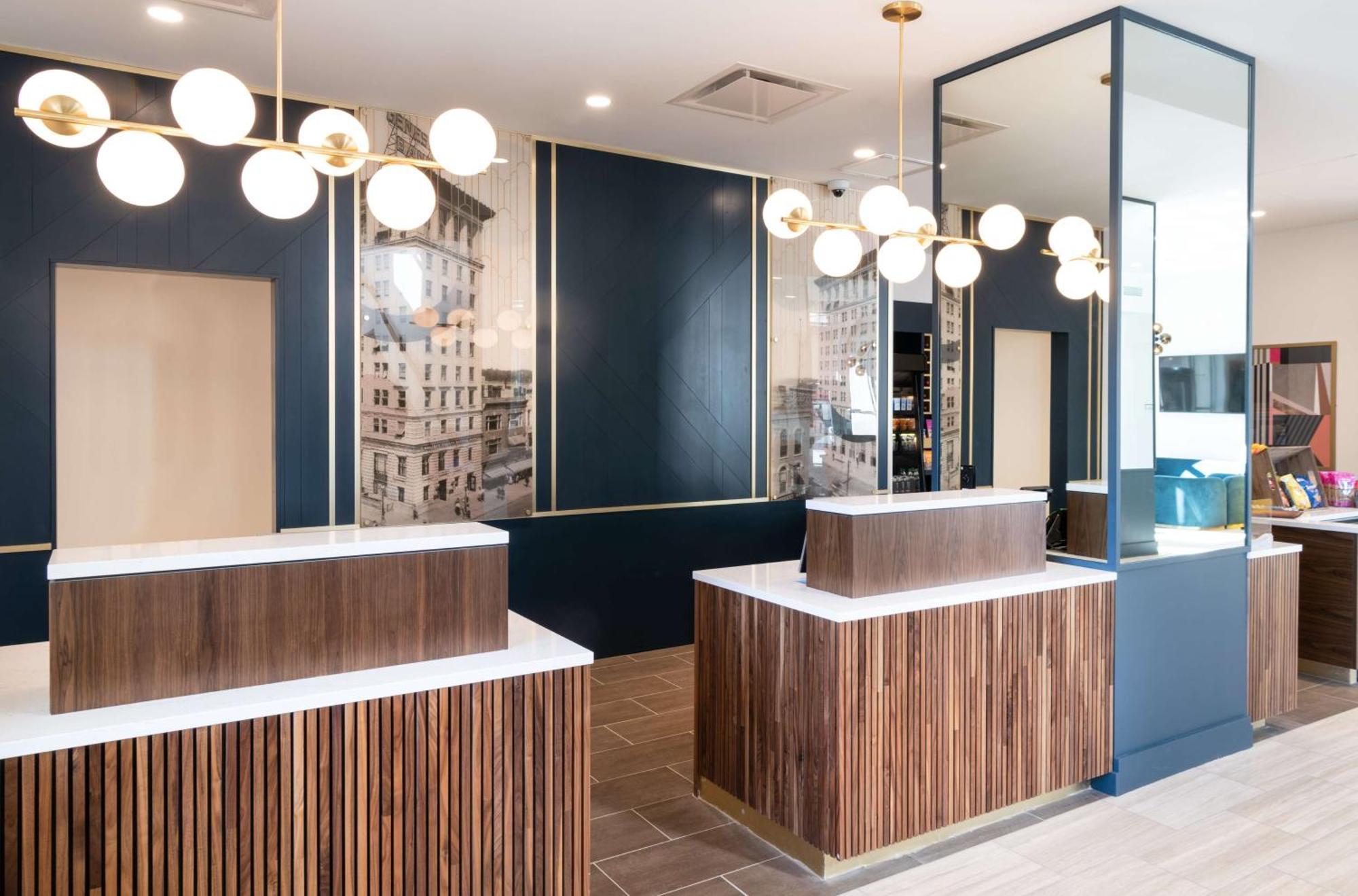 Hilton Garden Inn Flint Downtown Экстерьер фото