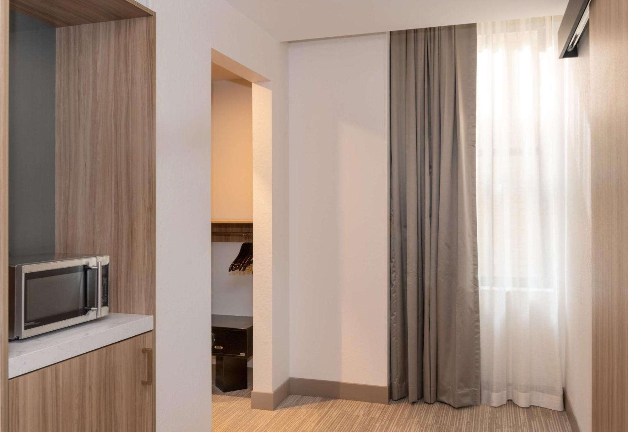 Hilton Garden Inn Flint Downtown Экстерьер фото