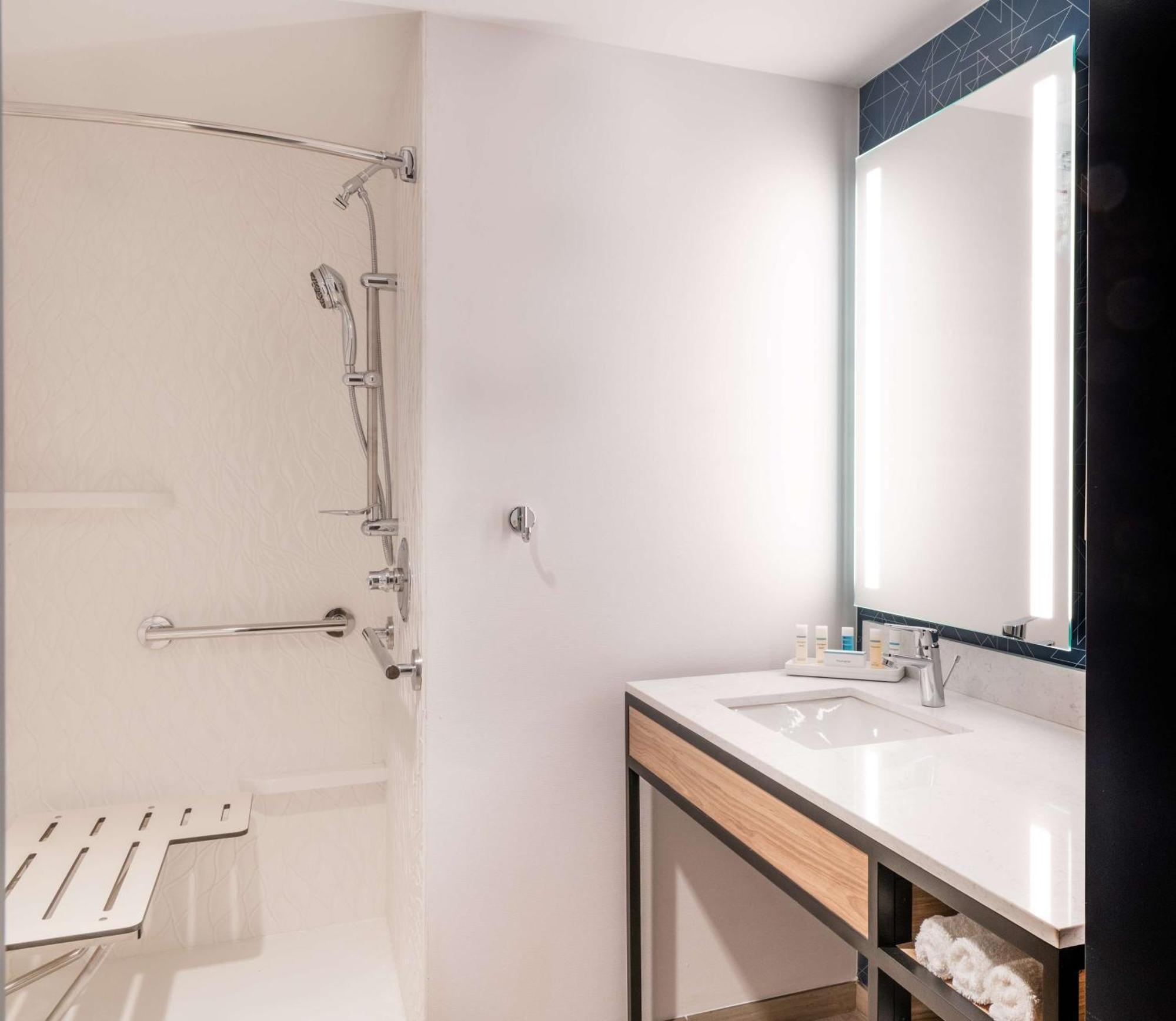 Hilton Garden Inn Flint Downtown Экстерьер фото